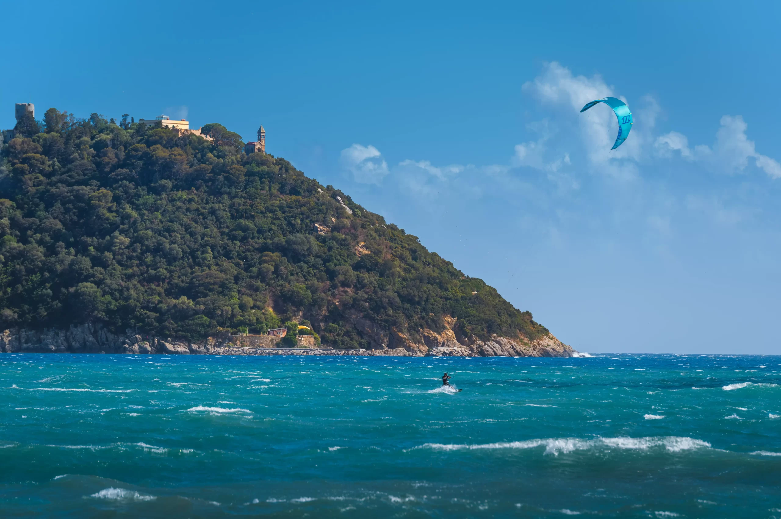 fondazione-gian-maria-oddi-Kitesurfing sullo sfondo l_Isola Gallinara